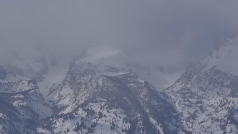 Toma-De-Teléfono-Inclinable-Del-Grand-Teton-Desde-El-Valle-Hasta-La-Cumbre-Cubierta-De-Nubes