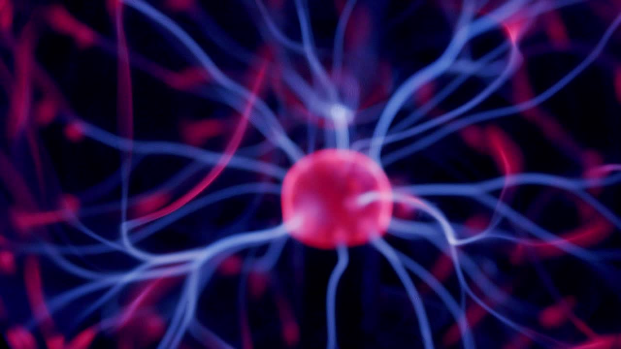 descarga eléctrica de bola de plasma en mezcla de gas nitrógeno helio dentro de esfera de vacío de vidrio primer plano