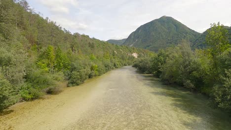 Río-Soča-En-Bovec,-Eslovenia-En-Un-Día-Soleado