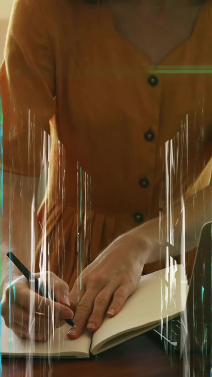 Animation von Formen über dem Oberkörper einer kaukasischen Frau, die Laptop und Tablet benutzt
