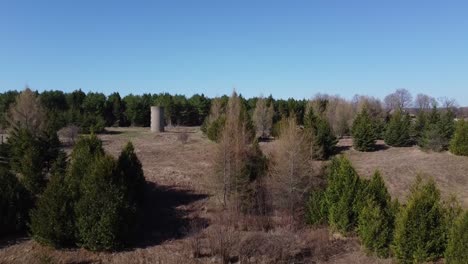 una foto aérea de las ruinas de un antiguo silo agrícola en caledon, ontario