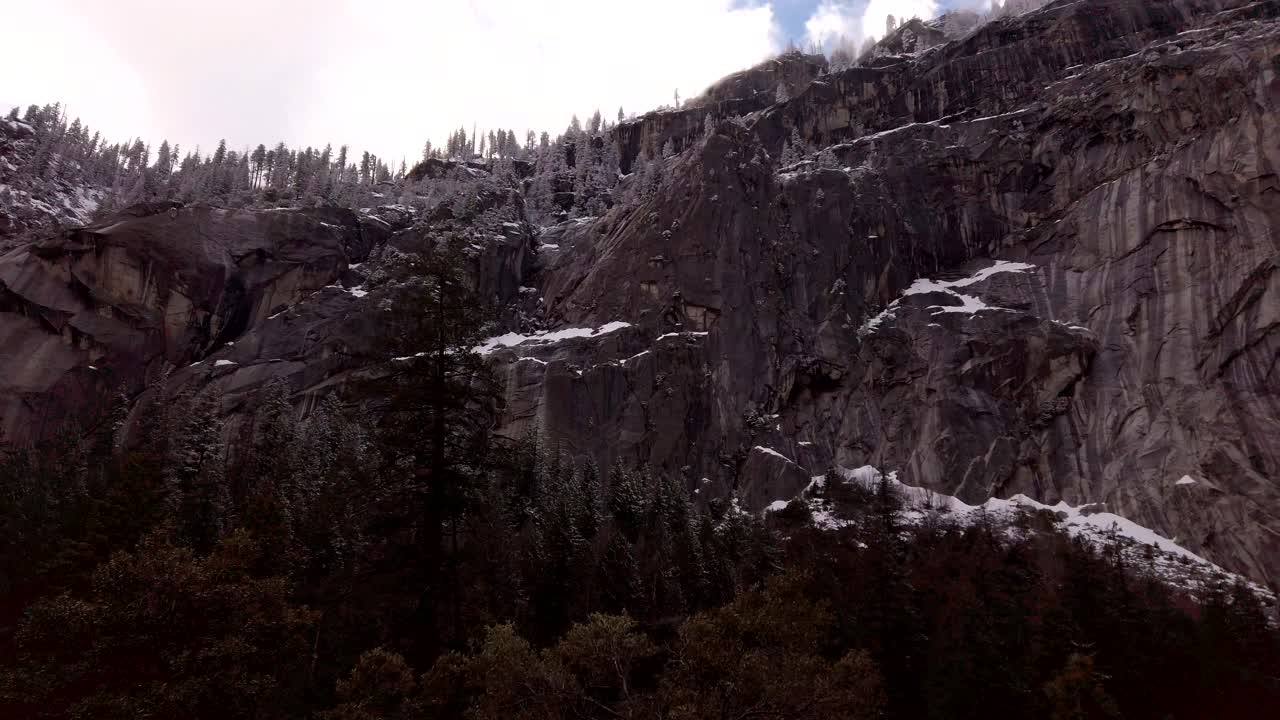 disparo giratorio lento, mirando hacia los acantilados de granito en el sendero de niebla en el parque nacional yosemite, california