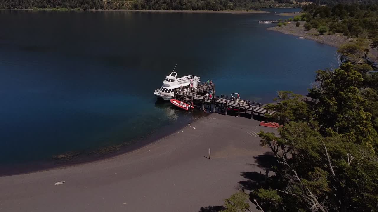 antena reveladora de un pequeño barco turístico cargando pasajeros en el lago de montaña en patagonia, argentina, sudamérica