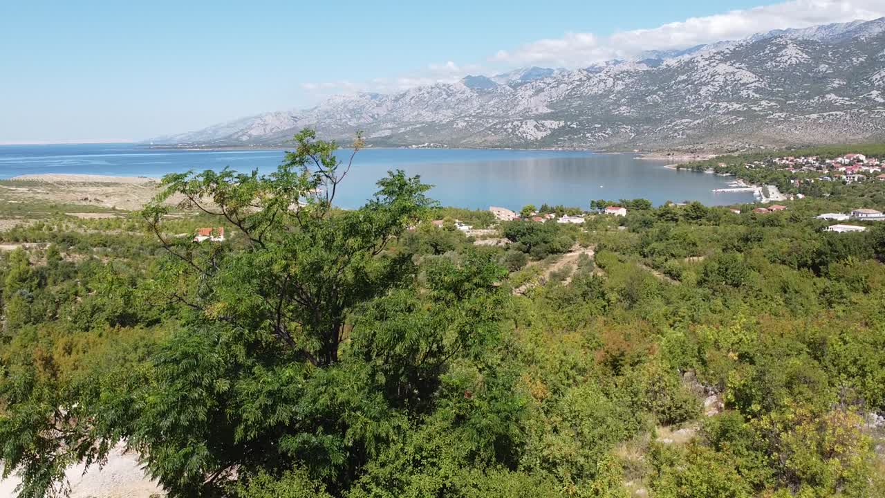 parque nacional paklencia, pueblo de la bahía de rovanjska y montaña velebit - vista aérea de drones