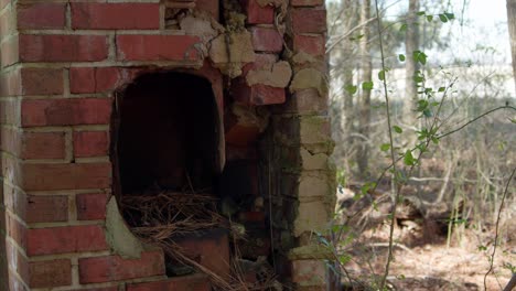 Agujero-En-El-Costado-De-Una-Pared-De-Ladrillos-En-Un-Edificio-De-Motel-Abandonado-En-Carolina-Del-Norte