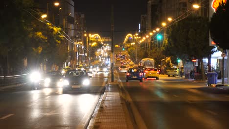 tráfico nocturno en atenas