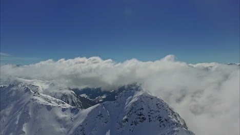 Antena-Sobre-Las-Nubes-Y-El-Pico-Nevado-De-La-Montaña-Durante-El-Invierno-En-Letonia