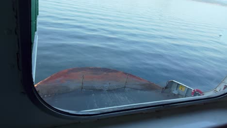 vista a través de la ventana de vidrio frontal de un ferry que navega desde anacortes en washington, ee.uu.