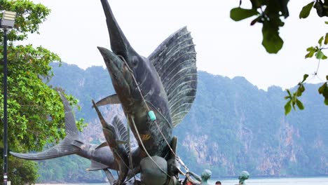 estatua de pescador y pez espada en la playa de krabi