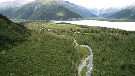 vale do rio verde ao redor do lago portage nas montanhas do alasca