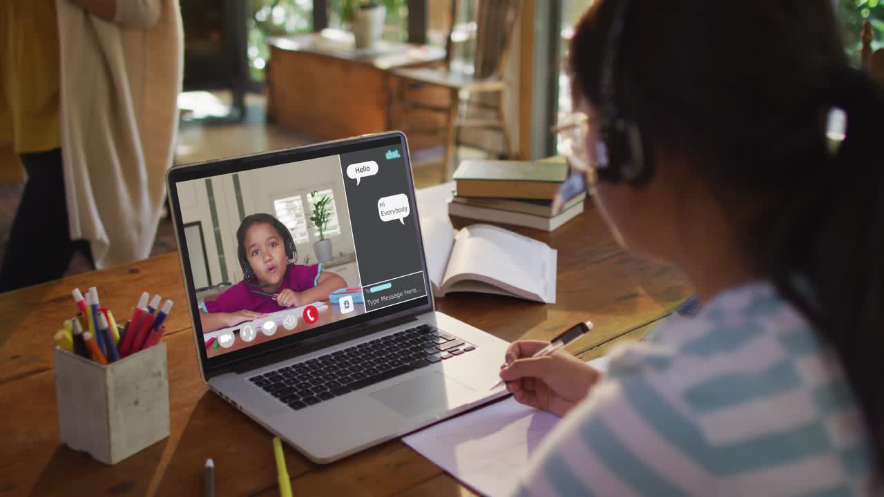 estudiante que usa una computadora portátil para la lección en línea en casa, con su colega y el chat web en la pantalla
