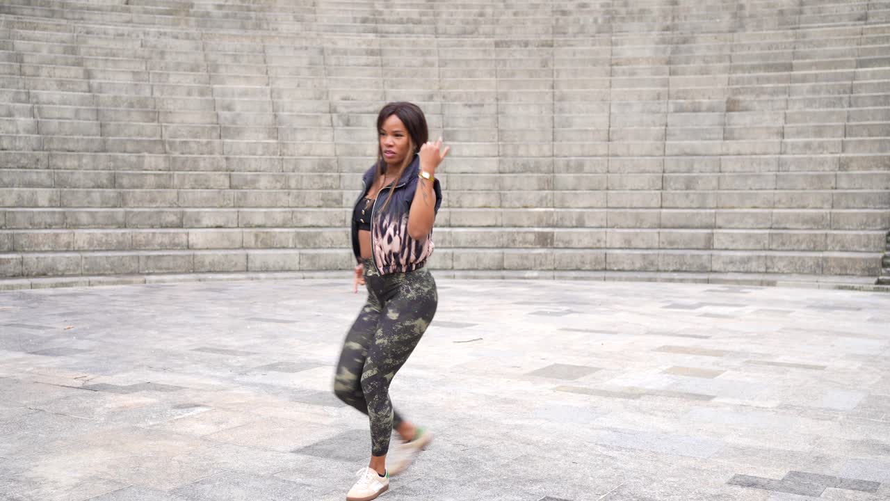 mujer bailando al aire libre