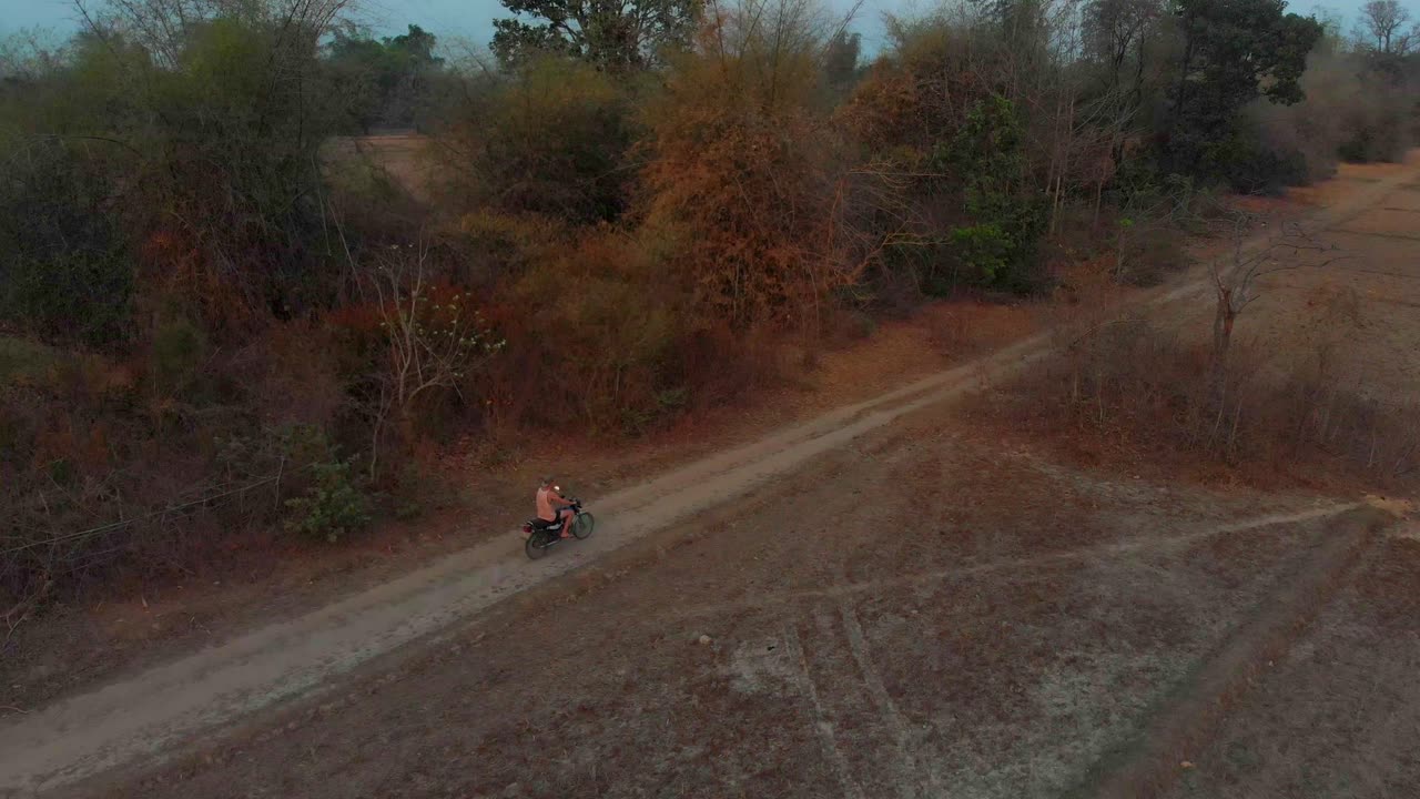 Giro in moto polveroso a Thakhek al tramonto, Laos