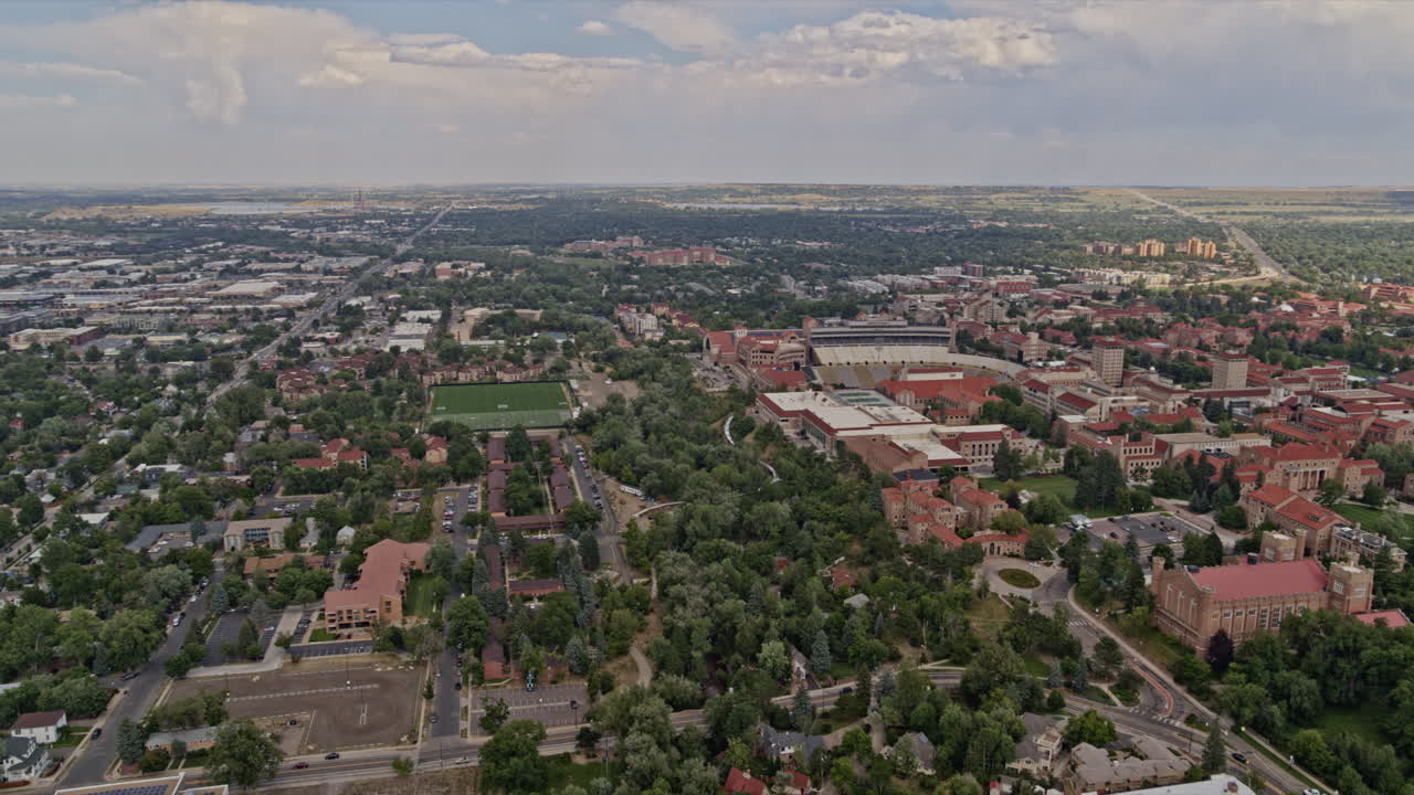 Boulder, Colorado. Veduta aerea del centro città (v4) con campo da football americano e diversi edifici - Ripreso con DJI Inspire 2, X7, 6k - Agosto 2020
