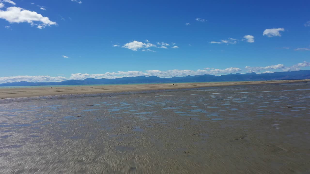 día soleado sobrevolar las llanuras de barro a la barra de arena virando a la derecha en un hermoso día soleado