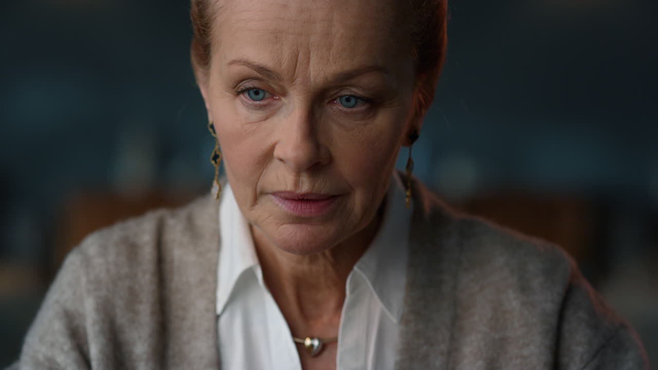 mujer de edad avanzada segura haciendo una llamada de video en línea en una computadora portátil en una casa de lujo