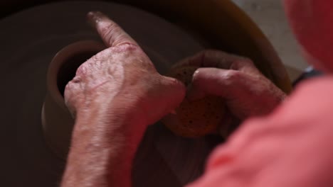 artista haciendo cerámica con arcilla en una rueda