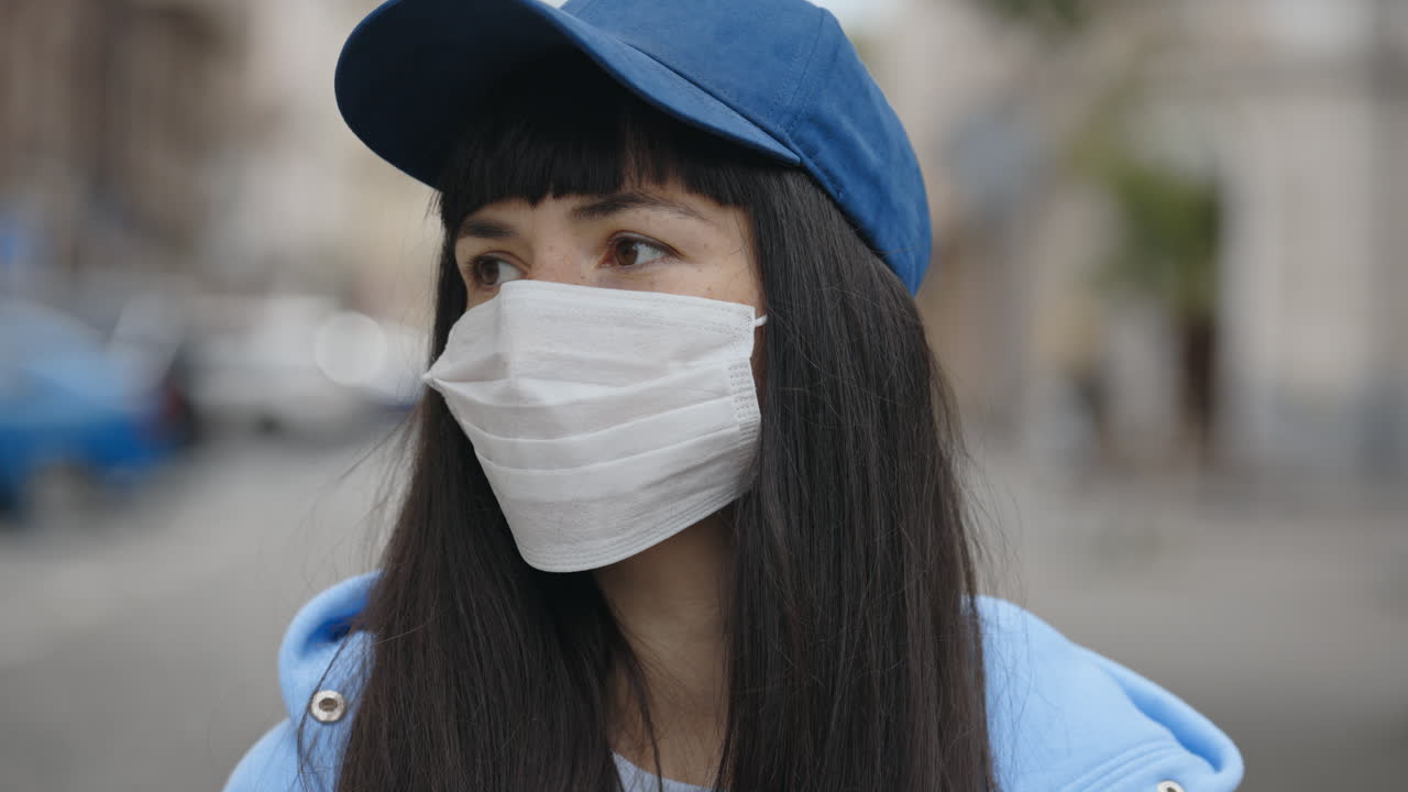 Woman wearing a face mask in the city
