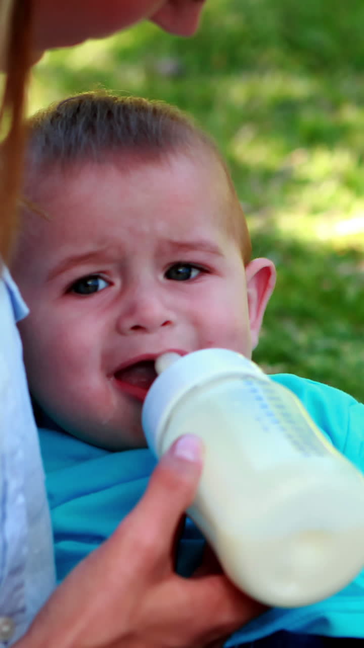 Madre che dà il biberon al suo adorabile figlio neonato.