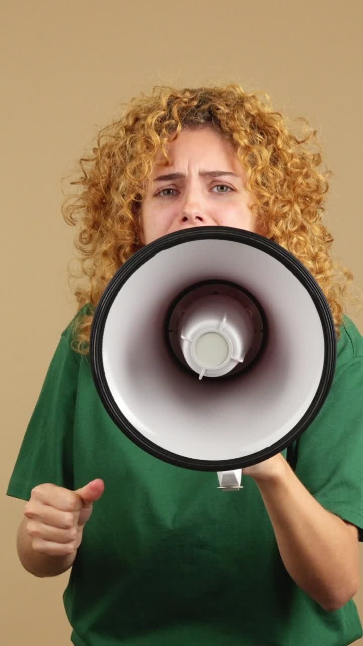 mujer gritando a través de un megáfono