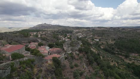 Luftkreisen-Um-Die-Mittelalterliche-Burg-Sortelha,-Portugal