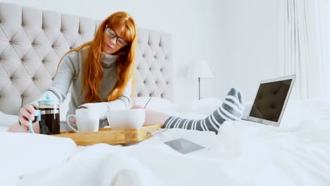 Schöne-Frau,-Die-Kaffee-Auf-Dem-Bett-Kocht-4k