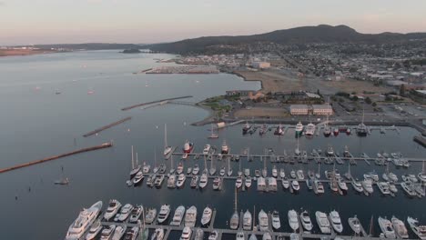 Toma-De-Drones-De-Los-Barcos-En-Port-Angeles,-Washington