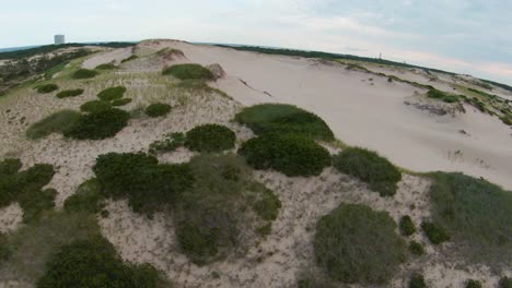 una vista superior de los áridos senderos del desierto, las dunas de arena y las laderas empinadas con un pequeño follaje tupido ubicado en el sendero de las cabañas de dunas en la provincia de cape cod, massachusetts