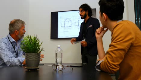 hombre de negocios dando una presentación en la sala de conferencias 4k