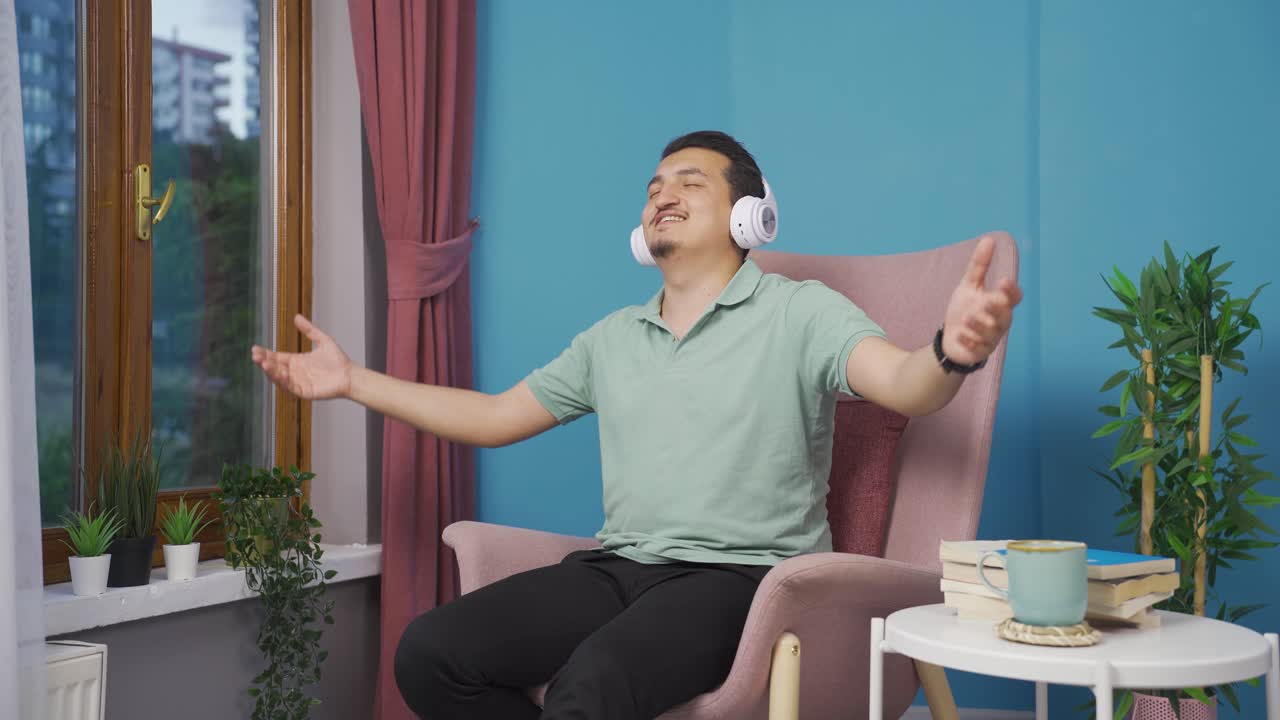 헤드폰으로 음악을 듣는 행복한 남자.