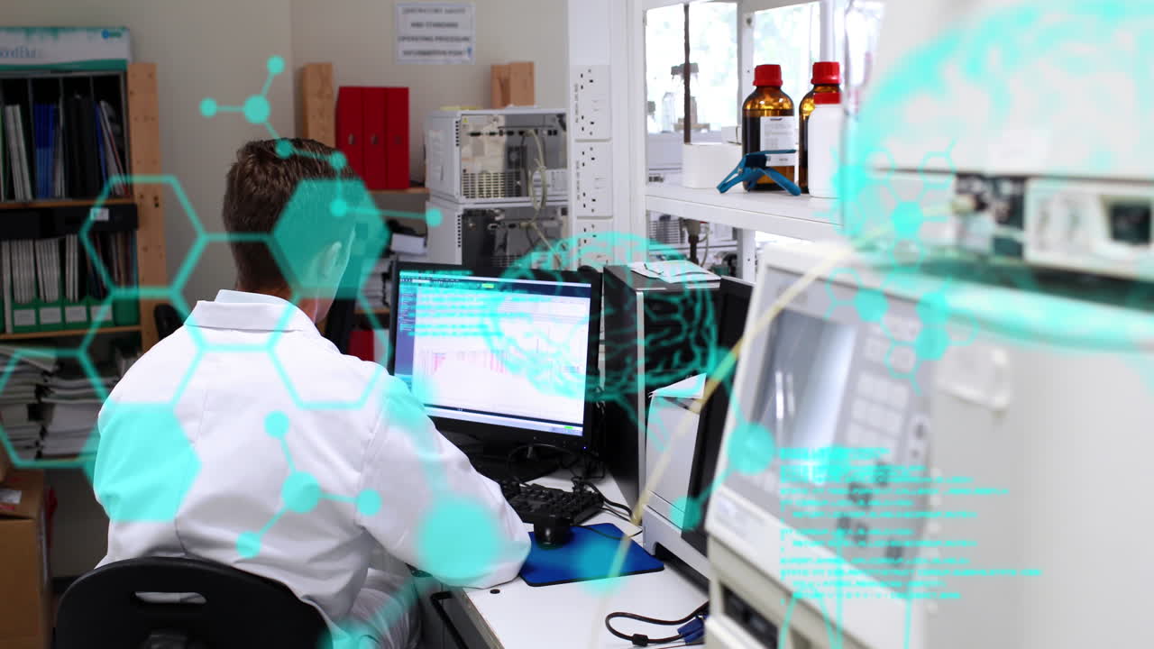 animación de datos científicos sobre un trabajador de laboratorio caucásico usando una computadora