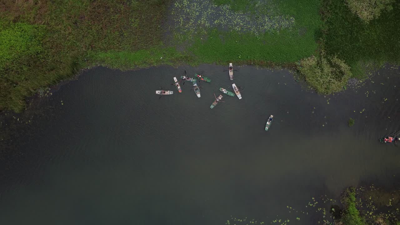 베트남의 강에서 떠다니는 보트, 초록색으로 둘러싸여, 공중 사진