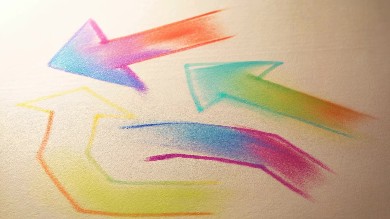 Movimiento en primer plano de trazos tipo pastel y acuarela extendiéndose gradualmente sobre papel texturizado de color blanco roto, añadiendo marcas curvas azules, magenta, rojas, naranjas, verdes y amarillas con una luz suave y cálida.