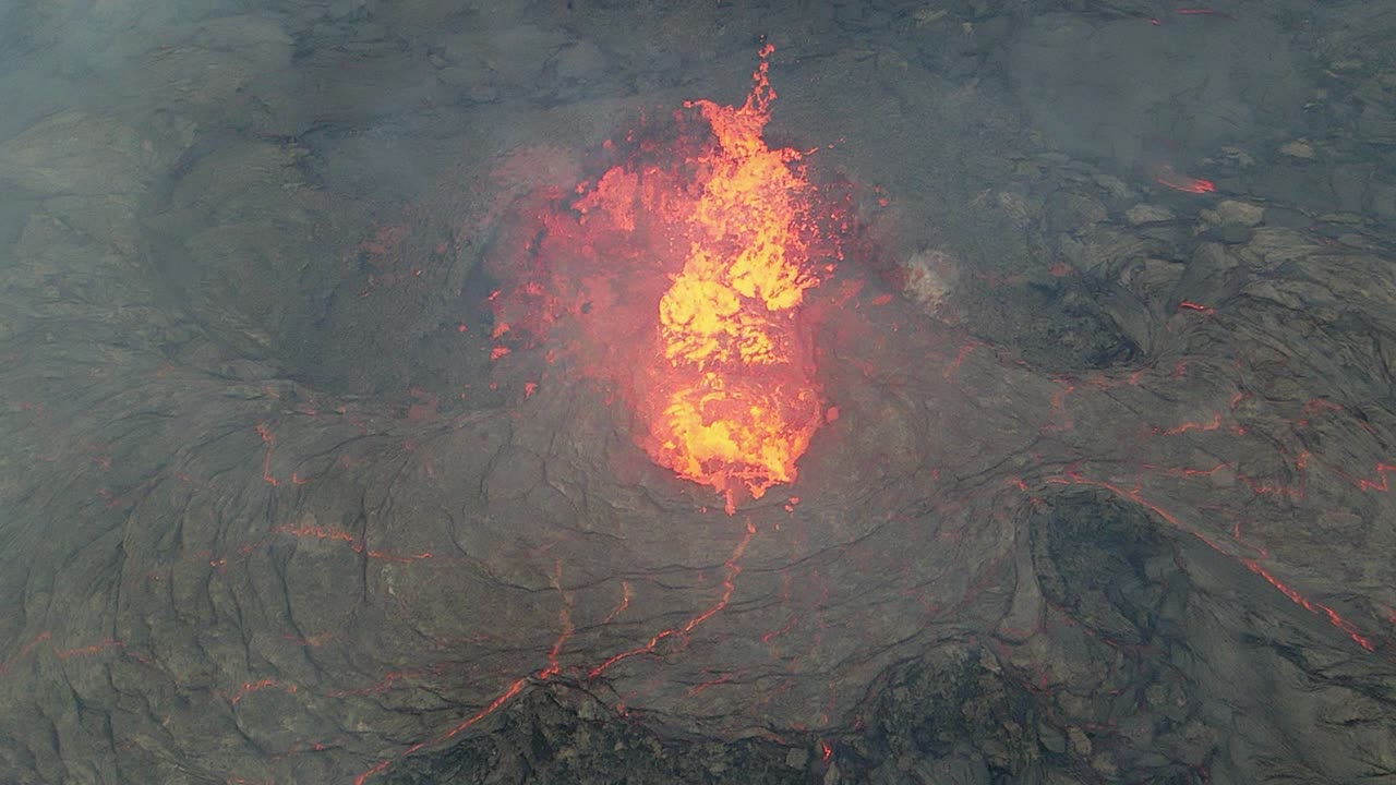 Vista aerea di un'eruzione vulcanica