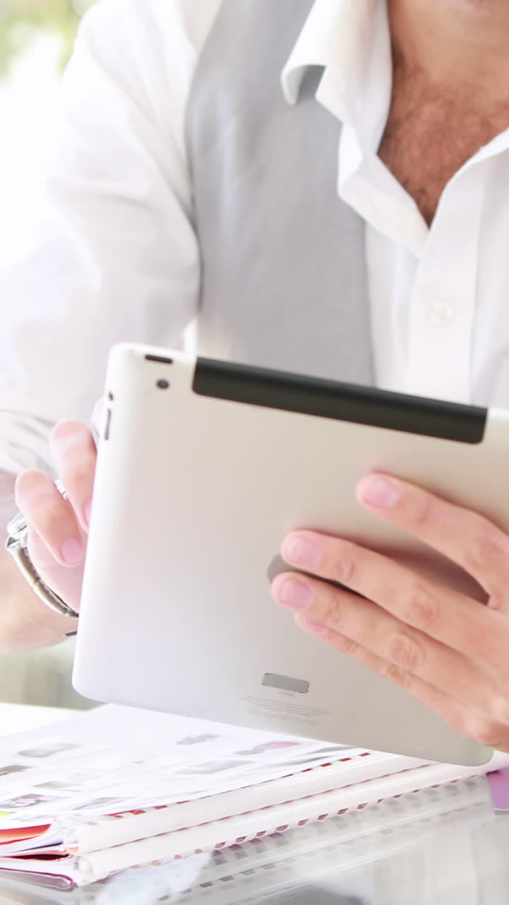 un empresario hipster sonriente usando su tableta