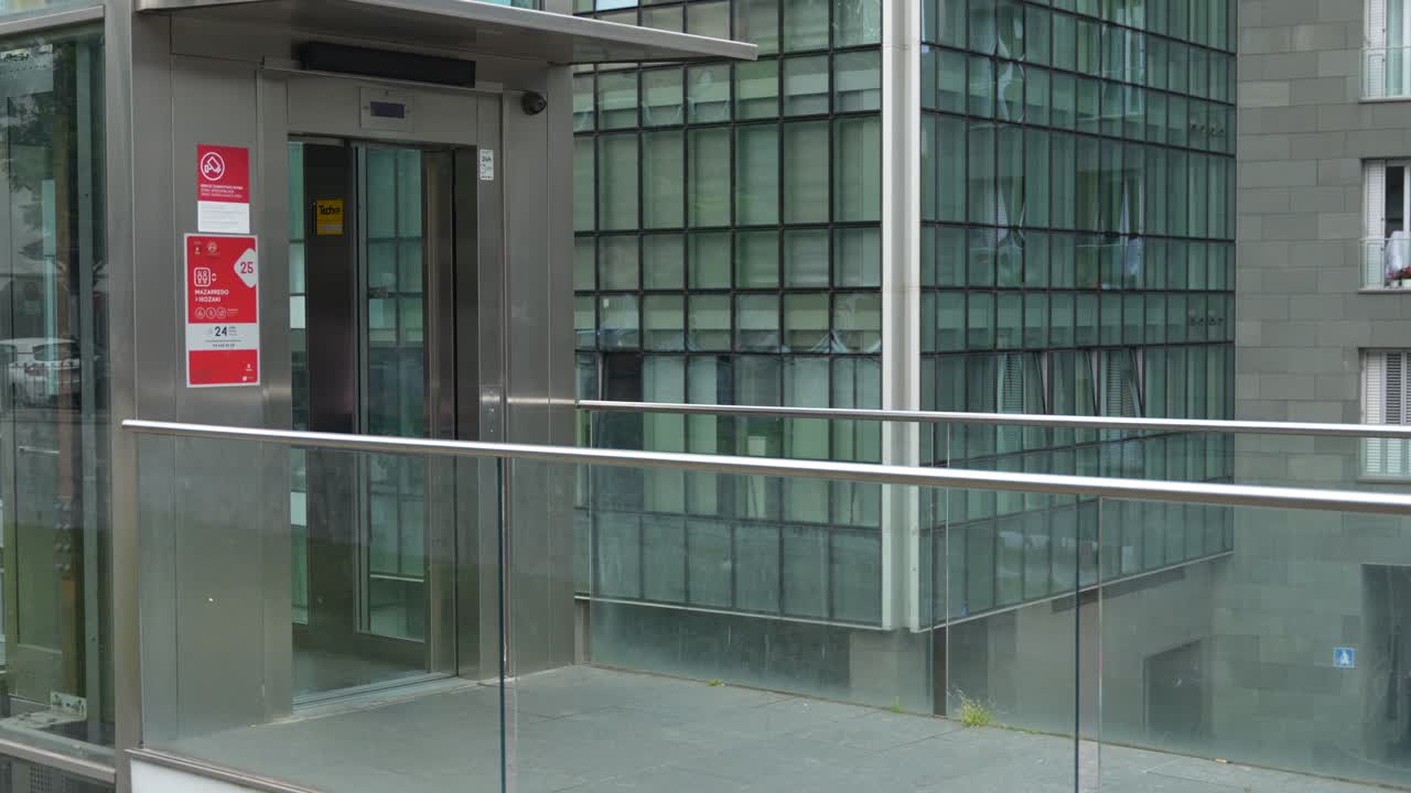 hombre hablando por teléfono en un entorno urbano