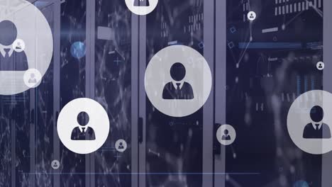 redes y personas iconos que se mueven a través de servidores de computadoras.