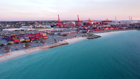 Una-Toma-Aérea-Del-Puerto-De-Fremantle-Y-La-Playa-Del-Puerto-Al-Atardecer-En-Perth,-Australia-Occidental