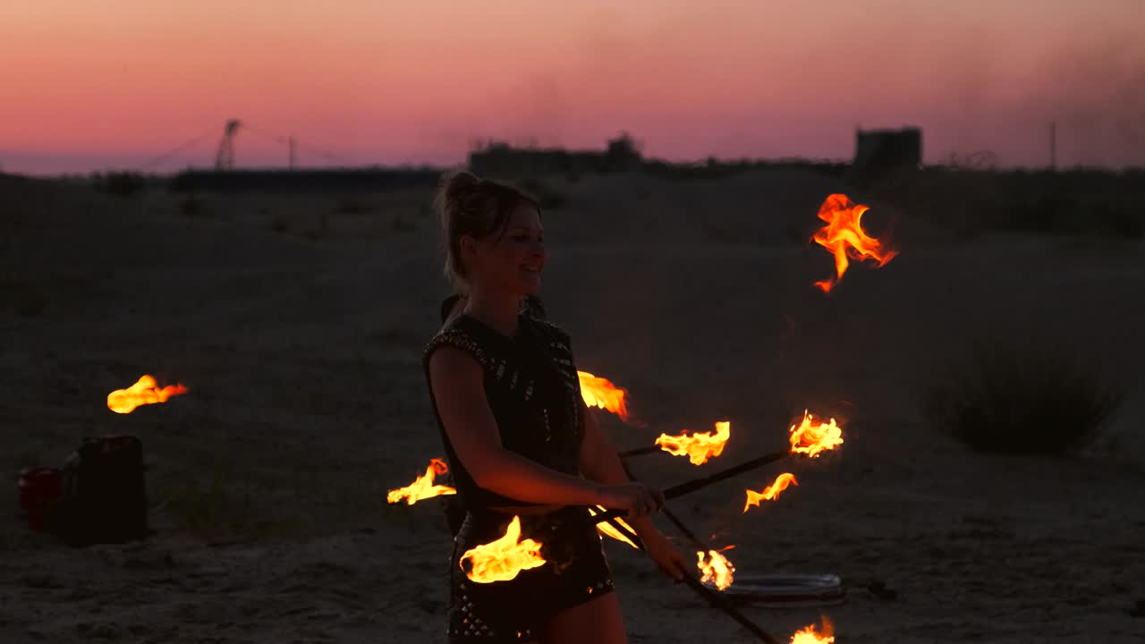 профессиональные танцовщицы женщины делают огненное шоу и пиротехническое представление на фестивале с горящими сверкающими факелами.