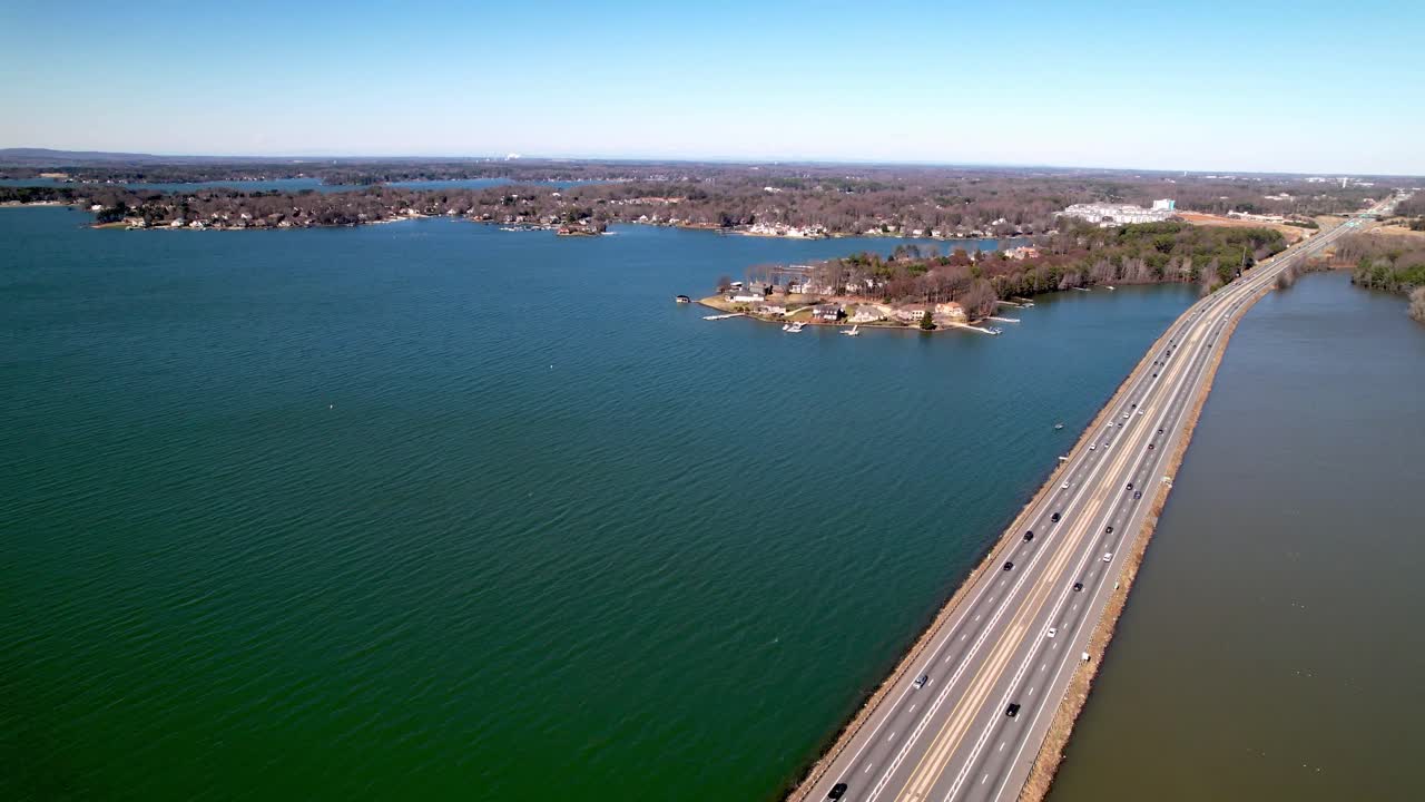 el puente de la calzada en el lago norman, carolina del norte.