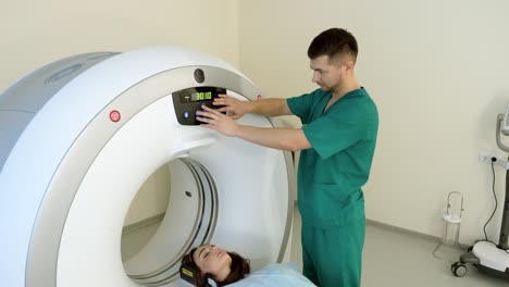 procedimiento de tomografía computarizada o resonancia magnética. joven y hermosa paciente femenina en un examen médico. tomografía computacional o mri. 4k