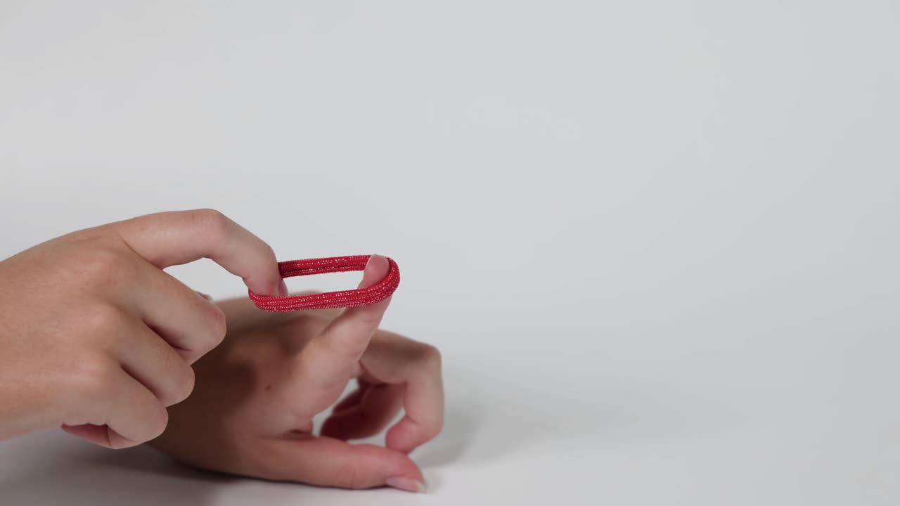 mano lanzando una corbata de pelo rojo