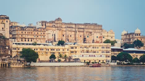 el palacio de la ciudad de udaipur visto desde el lago pichola. jag niwas - arquitectura rajput de la dinastía mewar gobernantes de rajasthan. udaipur, india