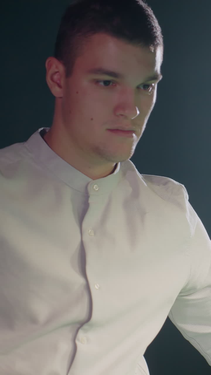 색 셔츠를 입은 게이머가 희미하게 조명된 방에서 초록색 빌리어드 테이블에 기대어, 강렬한 초점을 맞추는 큐 스틱을 잡고, 전략적인  설정, 정밀 플레이, 극적인 조명