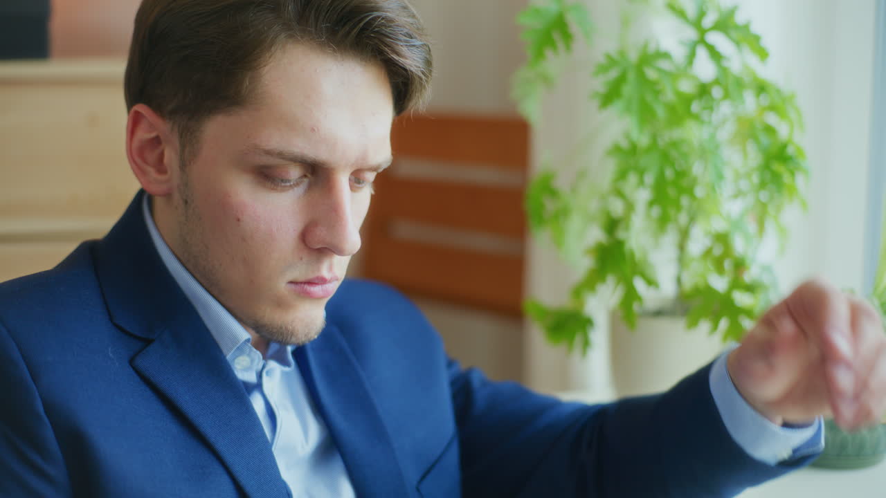 사려 깊은 사업가 는 프로젝트 에 대해 생각 한다