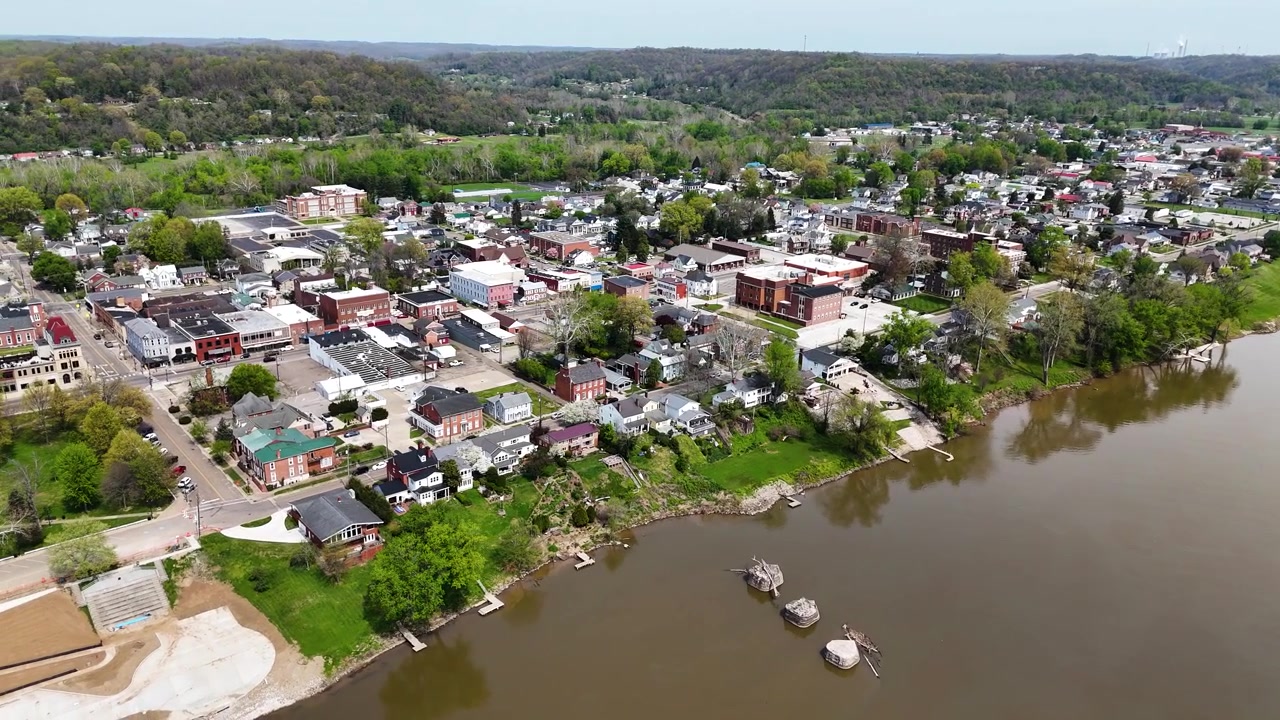 Cảnh quay drone từ trên không của Gallipolis Ohio và Sông Ohio, thị trấn nhỏ Ohio bên sông.
