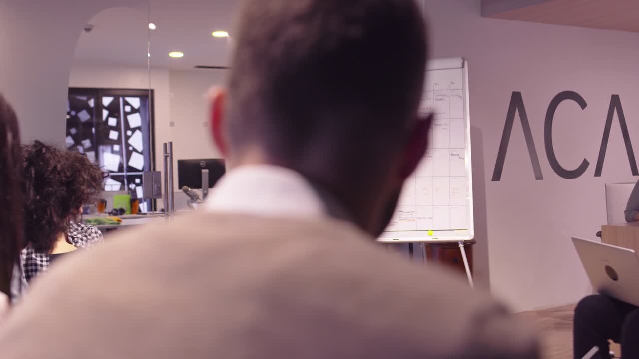 현대적인 오픈 스페이스 코워킹 사무실에서 프레젠테이션을 하는 무슬림 여성, 크리에이티브 스타트업 사무실에서 중동 아랍 사업가, 팀 회의에서 체어에 앉은 장애인 사업가