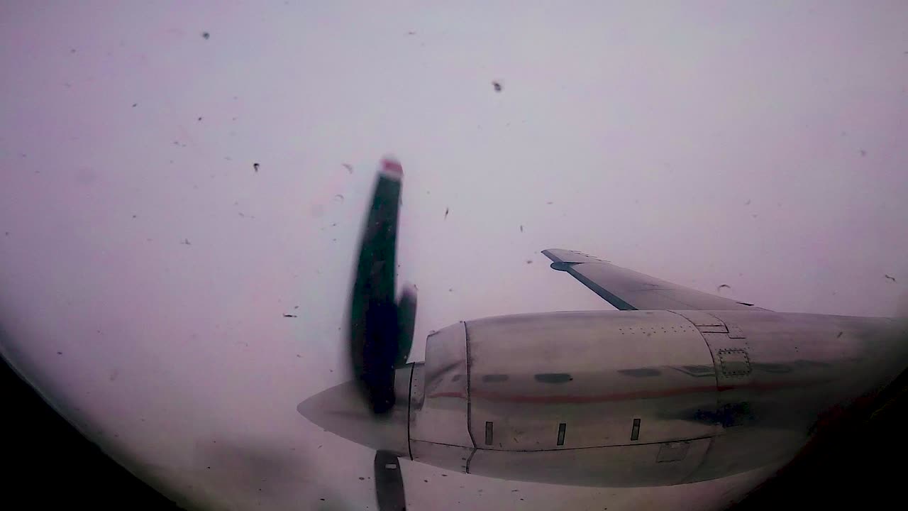 작은 프로펠러 비행기를 타고 위니펙에서 옥스포드 하우스의 북부 매니토바 커뮤니티로 비행