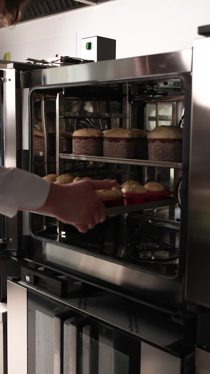 Chef che lavora con un forno industriale