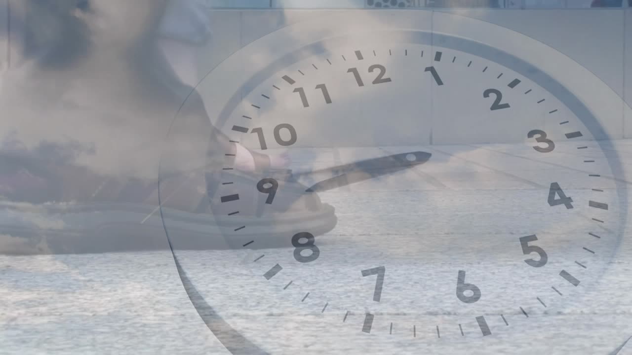 Animación de un reloj moviéndose sobre conexiones e iconos con una cara